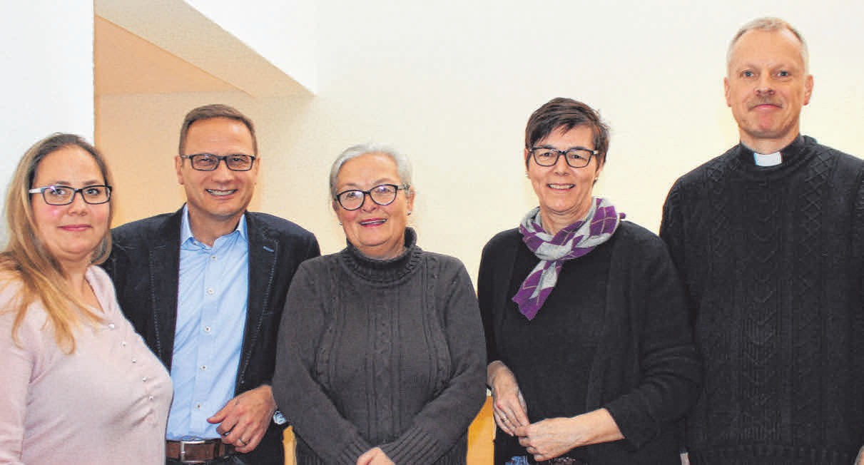Von links: Kiga-Leiterin Corinna Bielau, Bürgermeister Christof Frick, 2.Vorsitzende des Kirchengemeinderats Roswitha Boneberg-Behling, Architektin Dagmar Lorentz und Pfarrer der Seelsorgeeinheit Vorallgäu Michal Stork, ein Teil des Erzieherinnen-Teams Von links: Kiga-Leiterin Corinna Bielau, Bürgermeister Christof Frick, 2.Vorsitzende des Kirchengemeinderats Roswitha Boneberg-Behling, Architektin Dagmar Lorentz und Pfarrer der Seelsorgeeinheit Vorallgäu Michal Stork, ein Teil des Erzieherinnen-Teams