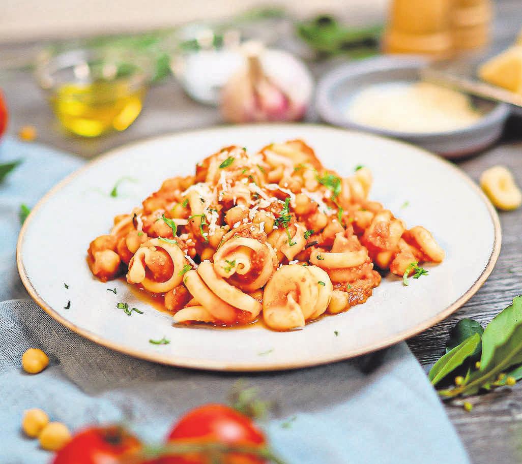 Frische Kräuter, milder Knoblauch, aromatische Tomaten und Olivenöl geben der Pasta die mediterrane Note. Foto: djd/ORO di Parma Frische Kräuter, milder Knoblauch, aromatische Tomaten und Olivenöl geben der Pasta die mediterrane Note. Foto: djd/ORO di Parma