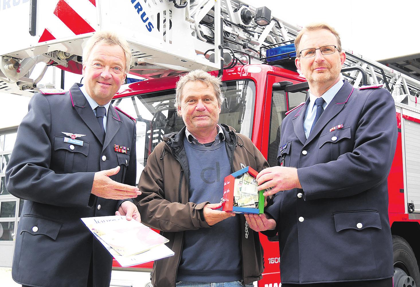 Übergabe der Spende. Foto: Feuerwehr Celle Übergabe der Spende. Foto: Feuerwehr Celle