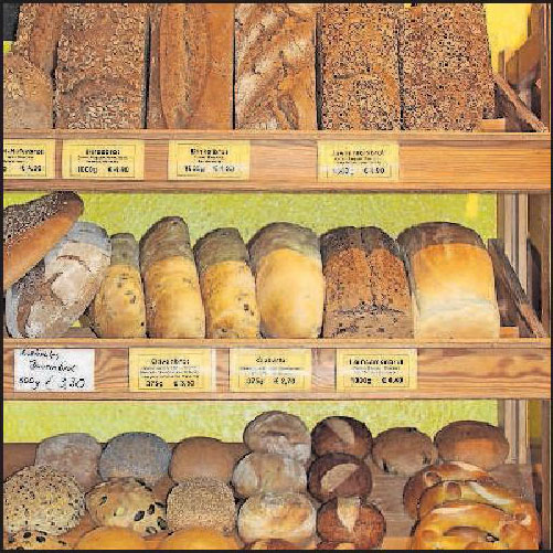 Gesund und lecker: Brote und Backwaren in der Auslage der „Kichererbse“. FOTO: HAH Gesund und lecker: Brote und Backwaren in der Auslage der „Kichererbse“. FOTO: HAH