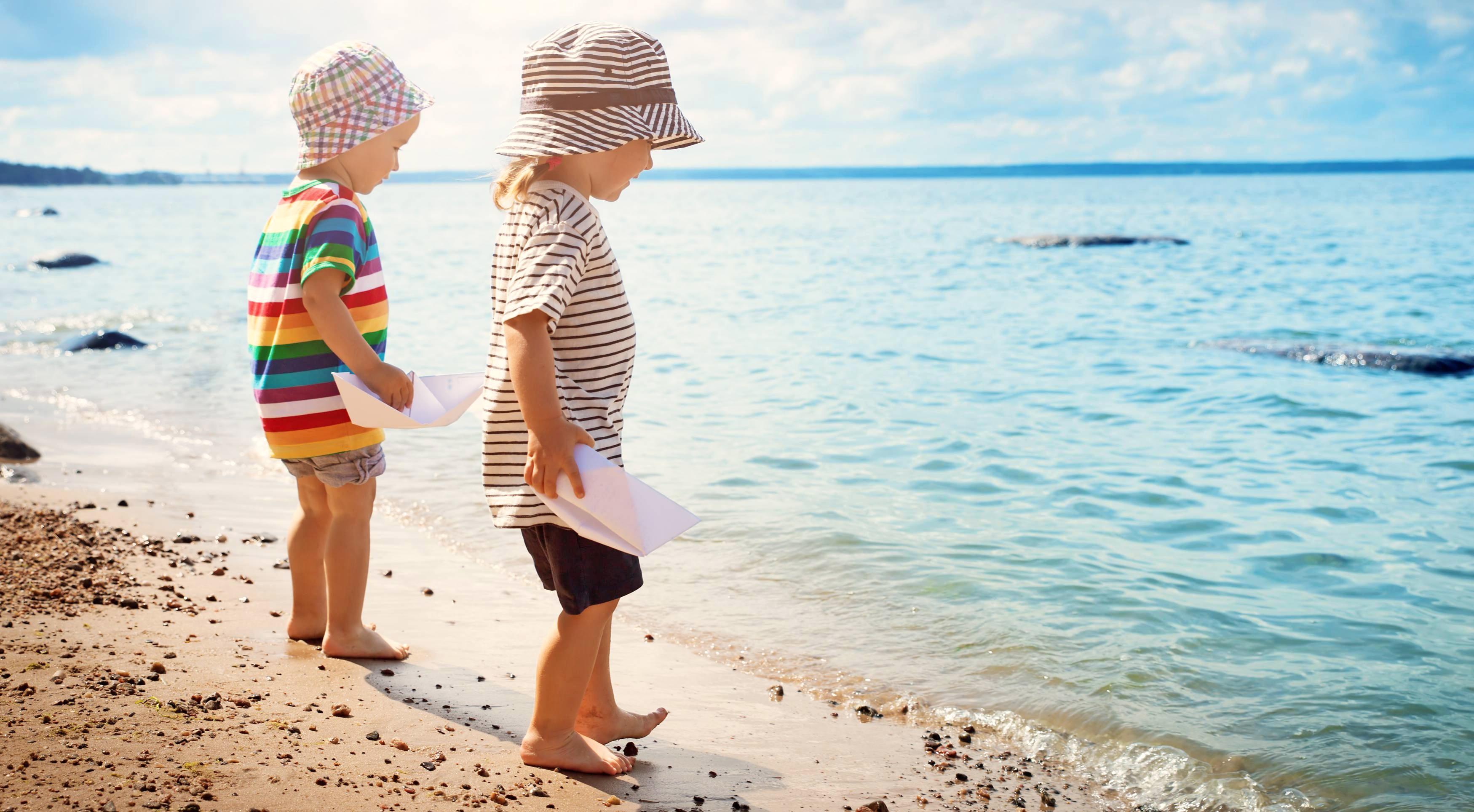 Gut behütet können Kinder am Strand spielen. Eltern sollten dabei ihren Nachwuchs im Auge behalten. Foto: candy1812/stock.adobe.com Gut behütet können Kinder am Strand spielen. Eltern sollten dabei ihren Nachwuchs im Auge behalten. Foto: candy1812/stock.adobe.com