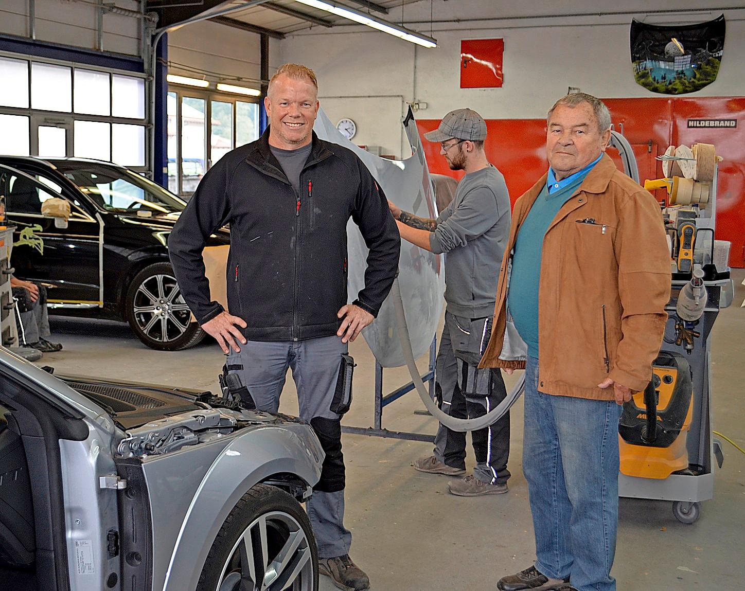 Firmenchef Thomas Becherer und sein Vater Eberhard Becherer in der ersten Werkhalle, in der Pkw-Teile ersetzt und nach dem Spritzen und Trocknen wieder eingebaut werden.