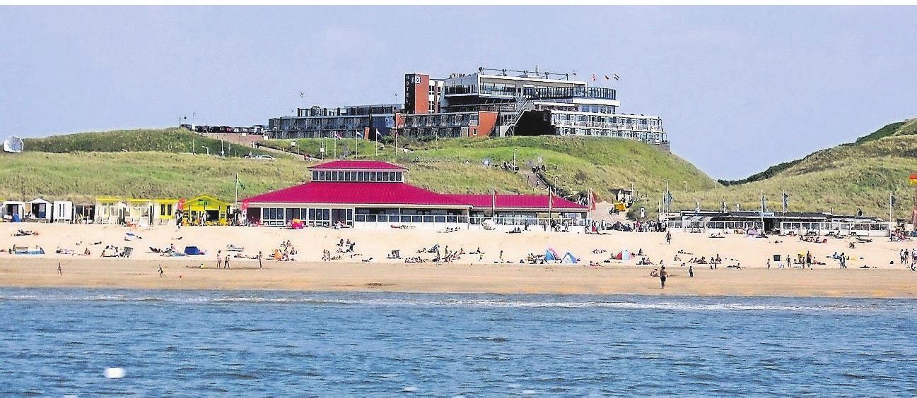 Vom Hotel aus überblicken Gäste den gesamten Strand und die Dünenlandschaft. Foto: Strandhotel Hoge Duin Vom Hotel aus überblicken Gäste den gesamten Strand und die Dünenlandschaft. Foto: Strandhotel Hoge Duin