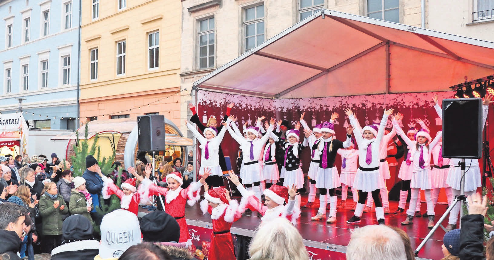 Ein weihnachtliches Programm von der Tanzschule „Quer durch die Gasse“ aus Perleberg. Ein weihnachtliches Programm von der Tanzschule „Quer durch die Gasse“ aus Perleberg.