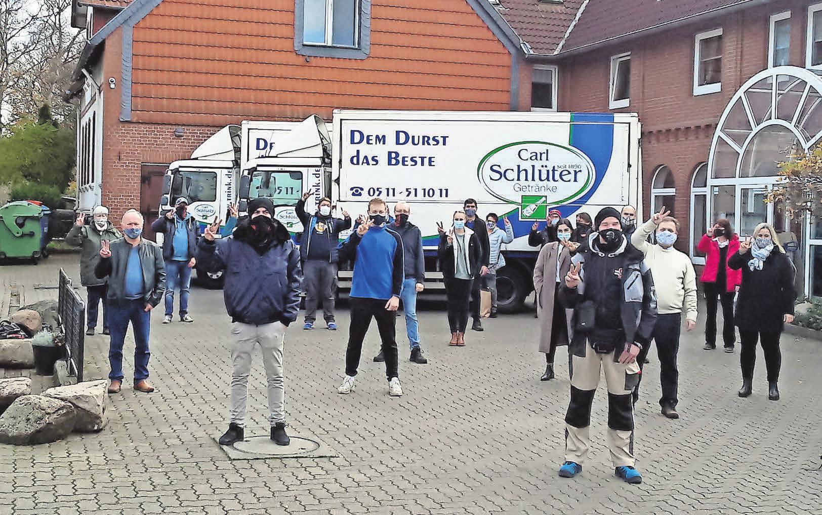 Das Team des Getränkefachgroßhandels Carl Schlüter hofft auf eine baldige Normalisierung der Corona-Situation. Das Team des Getränkefachgroßhandels Carl Schlüter hofft auf eine baldige Normalisierung der Corona-Situation.