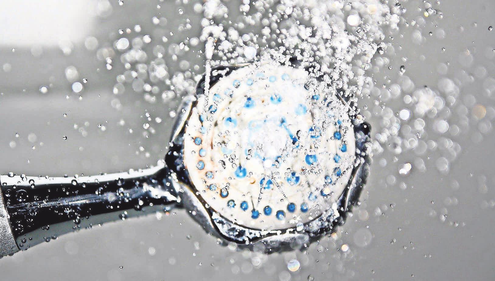 Trotz des Wellnesserlebnisses einer Regendusche ist eine Handbrause unverzichtbar Trotz des Wellnesserlebnisses einer Regendusche ist eine Handbrause unverzichtbar