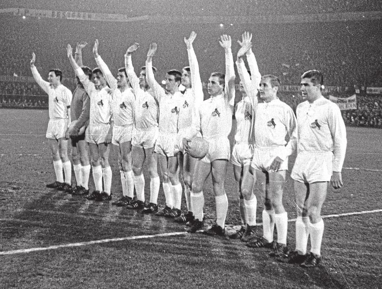 1965: Das FC-Team vor der Partie, die mit einem Münzwurf entschieden wurde.