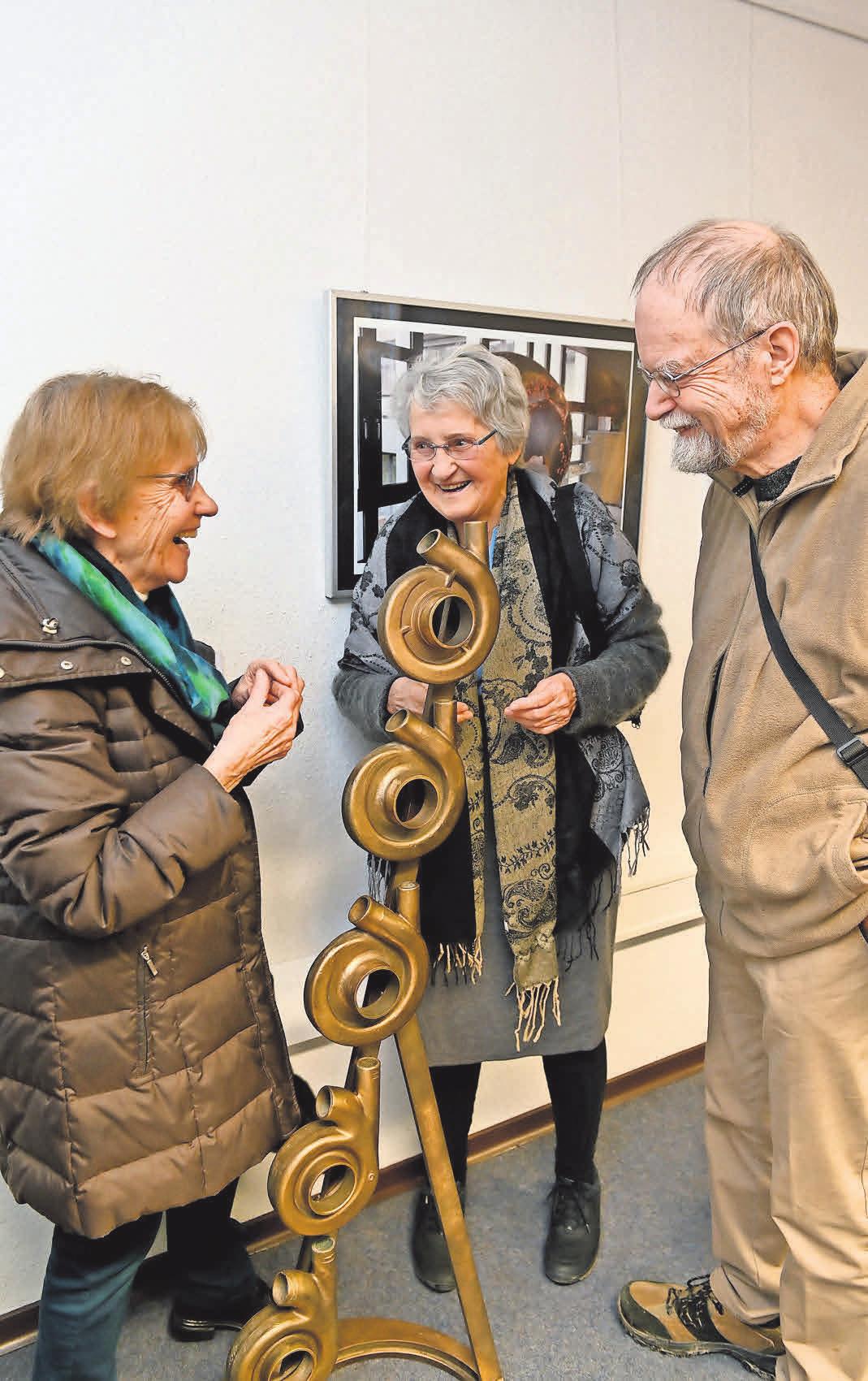 Spaß beim Ausprobieren haben die Besucher in der Alten Schule. FOTO: HELLER Spaß beim Ausprobieren haben die Besucher in der Alten Schule. FOTO: HELLER