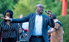 Der AfroGospel-Chor Hamburg wird mit einer kleinen Besetzung auf der Treppe des Alten Rathauses für großartige Stimmung sorgen. Foto: HFR Der AfroGospel-Chor Hamburg wird mit einer kleinen Besetzung auf der Treppe des Alten Rathauses für großartige Stimmung sorgen. Foto: HFR