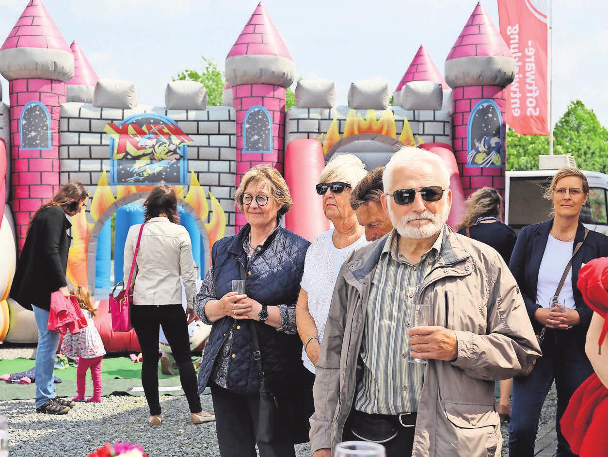 Während der Festveranstaltung am vergangenen Freitag gab es für die Gäste auf dem Gelände viel zu entdecken und für die Kinder eine großartige Unterhaltung. Während der Festveranstaltung am vergangenen Freitag gab es für die Gäste auf dem Gelände viel zu entdecken und für die Kinder eine großartige Unterhaltung.