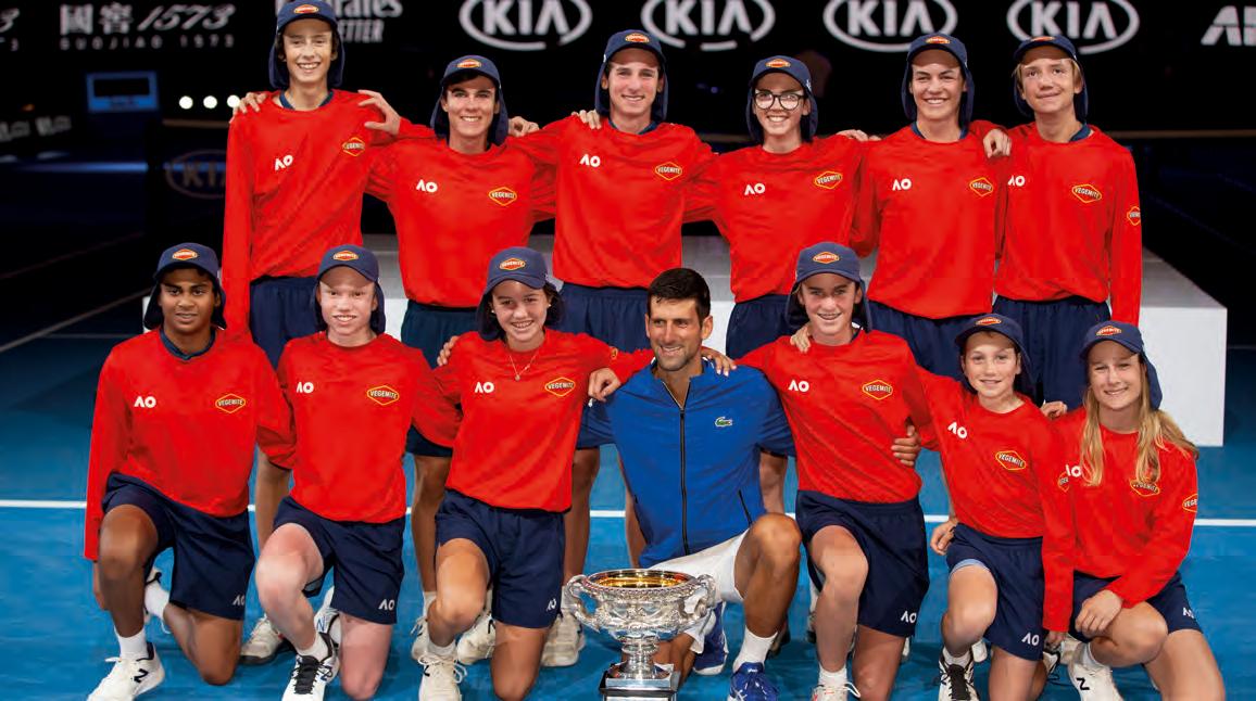 Wer soll ihn schlagen, wenn selbst Rafael Nadal gegen ihn den Bällen nur hinterherschauen kann? Seinen Grand Slam Nr. 3 in Folge feierte Novak Djokovic mit den Ballboys and Girls.Foto: Jürgen Hasenkopf