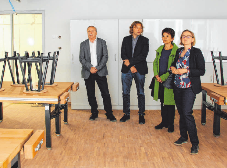 Präsentieren die Werkstatträume im Neubau: Hüttlingens Bürgermeister Günter Ensle (l.), Schulleiter Ralf Meiser sowie Architektin Sonja Walter (r.). Präsentieren die Werkstatträume im Neubau: Hüttlingens Bürgermeister Günter Ensle (l.), Schulleiter Ralf Meiser sowie Architektin Sonja Walter (r.).