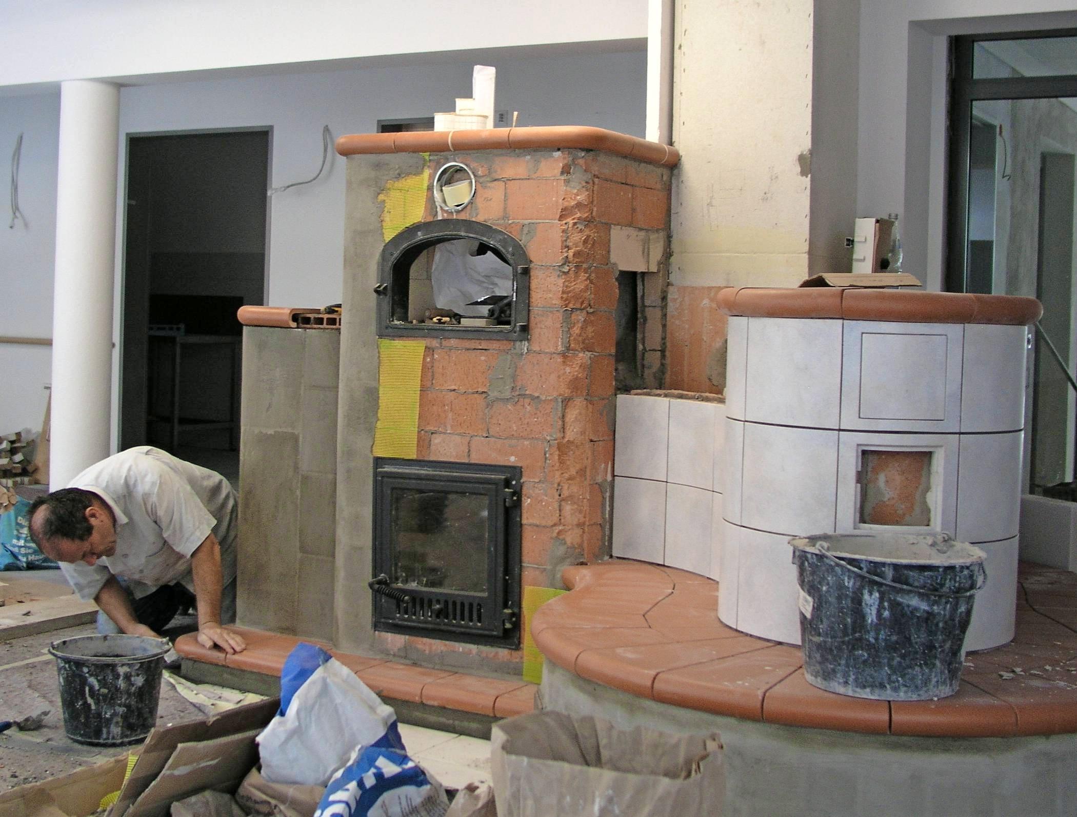 Der Bau eines Kachelofens ist aufwendig. Dafür hält der länger warm als ein Kaminofen (Bild unten). Fotos: dpa Der Bau eines Kachelofens ist aufwendig. Dafür hält der länger warm als ein Kaminofen (Bild unten). Fotos: dpa