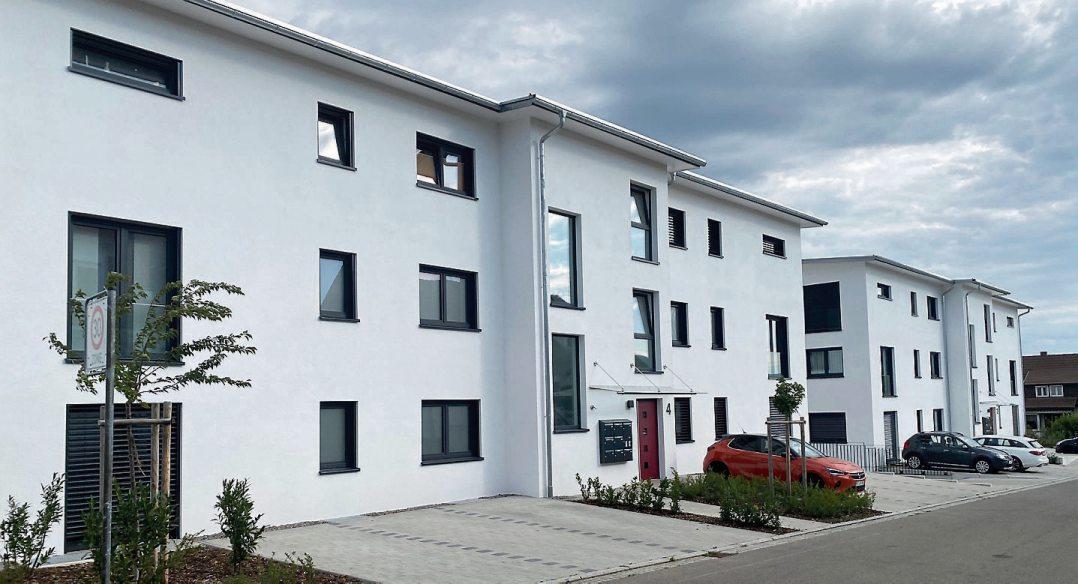 Hochwertig von außen wie von innen: die beiden neuen Mehrfamilienhäuser in der Nehrener Ahornstraße. Keine der insgesamt 16 Wohneinheiten gleicht der anderen, alle haben wahlweise einen Balkon oder eine Terrasse. Bilder: Uhland2
