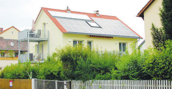 Ein älteres Haus mit Fördergeldern von der KfW energieeffizient zu sanieren, zahlt sich langfristig aus Foto: djd/puren