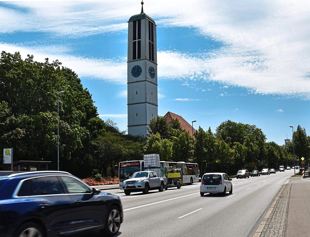 Sie steht gegenüber dem Hauptbahnhof. Die Münchenerstraße ist eine der verkehrsreichsten in Ingolstadt. Sie steht gegenüber dem Hauptbahnhof. Die Münchenerstraße ist eine der verkehrsreichsten in Ingolstadt.
