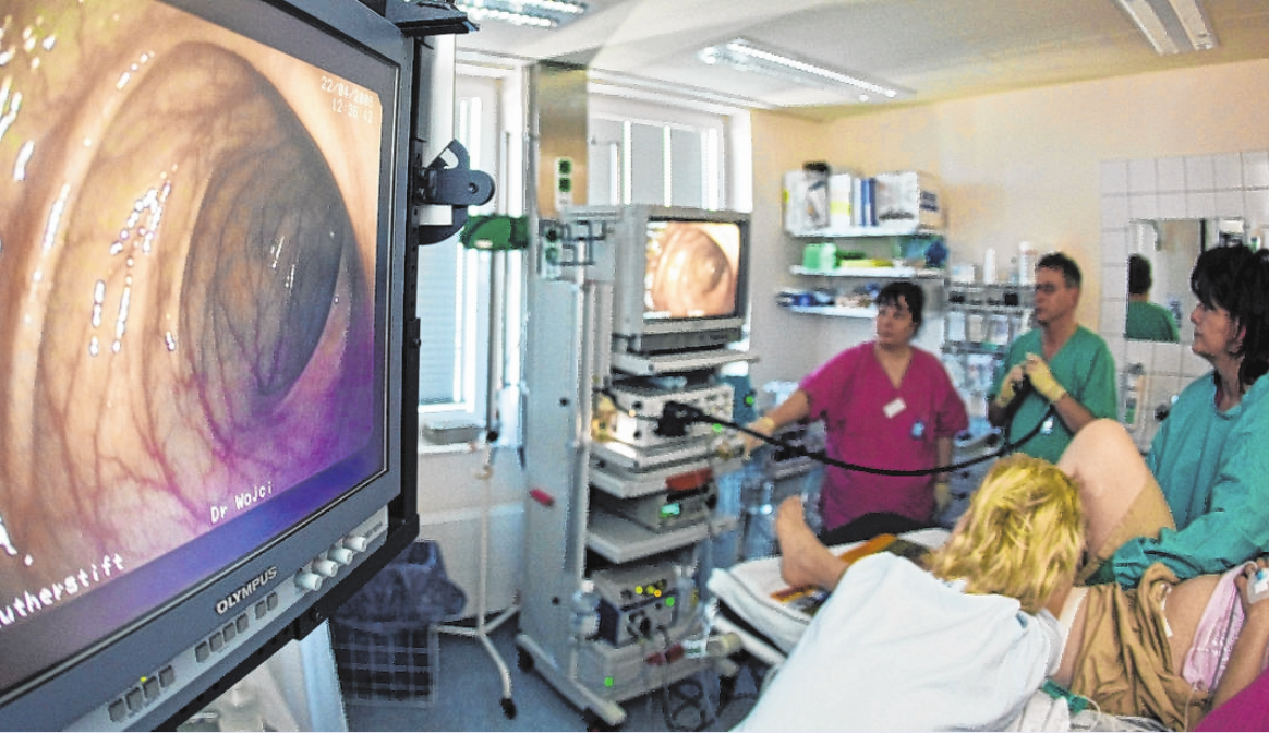 Die Koloskop-Kamera überträgt die Darmspiegelung auf den Monitor. FOTO: PATRICK PLEUL, MAG Die Koloskop-Kamera überträgt die Darmspiegelung auf den Monitor. FOTO: PATRICK PLEUL, MAG
