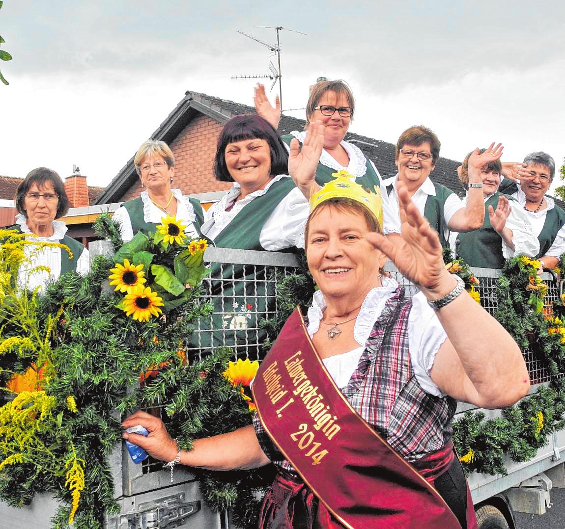 Adelheid Lang als „Latwergekönigin“ 2014 inmitten ihrer Landfrauen-Kolleginnen beim Kerweumzug in Fehlheim. Bild: Thomas Neu