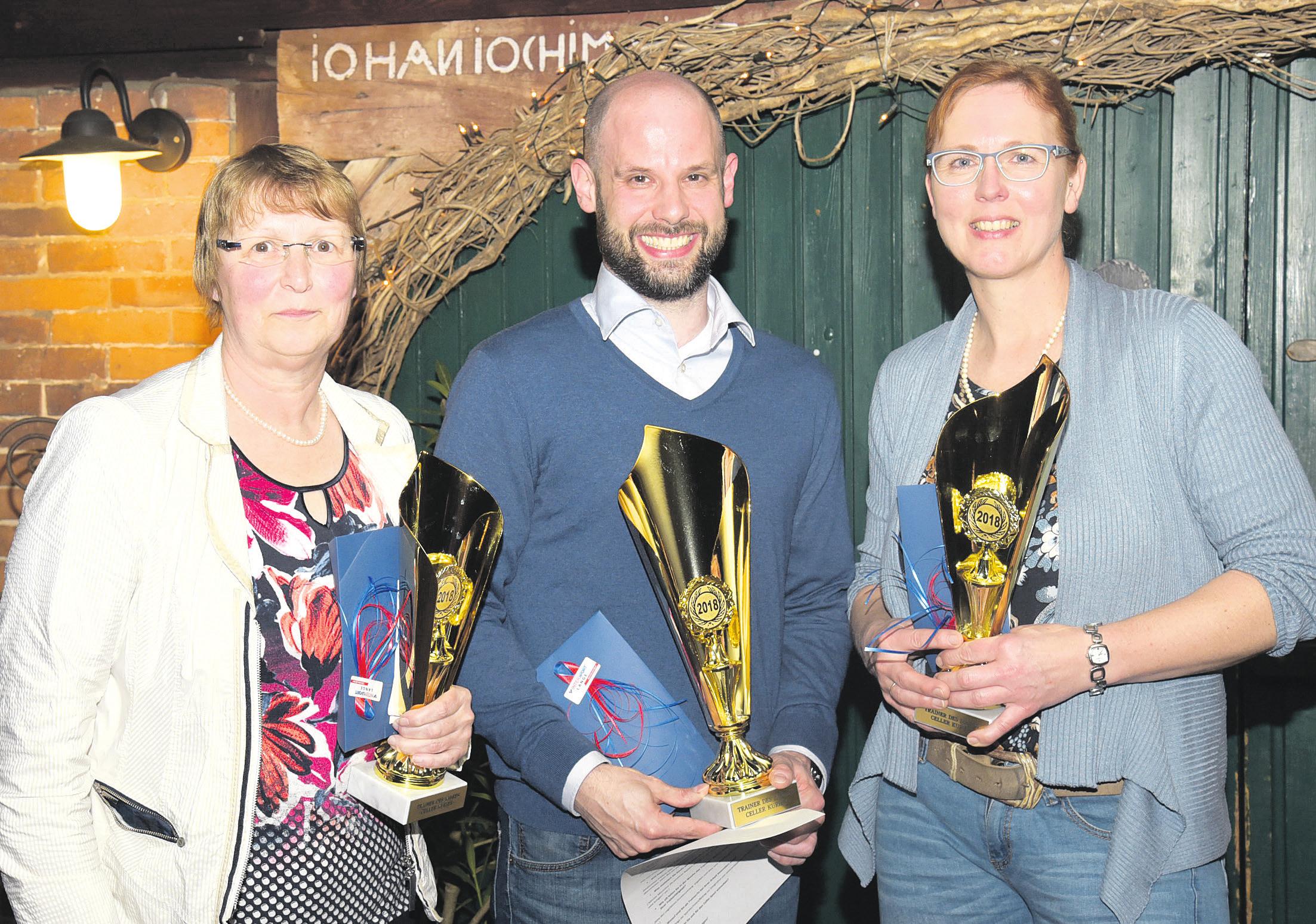Die ersten drei Plätze bei der Wahl zum „Trainer des Jahres 2018“: Irmgard Lehmann (von links), Björn Lippa und Anja Dageförde-Buhl. Foto: Theel Die ersten drei Plätze bei der Wahl zum „Trainer des Jahres 2018“: Irmgard Lehmann (von links), Björn Lippa und Anja Dageförde-Buhl. Foto: Theel