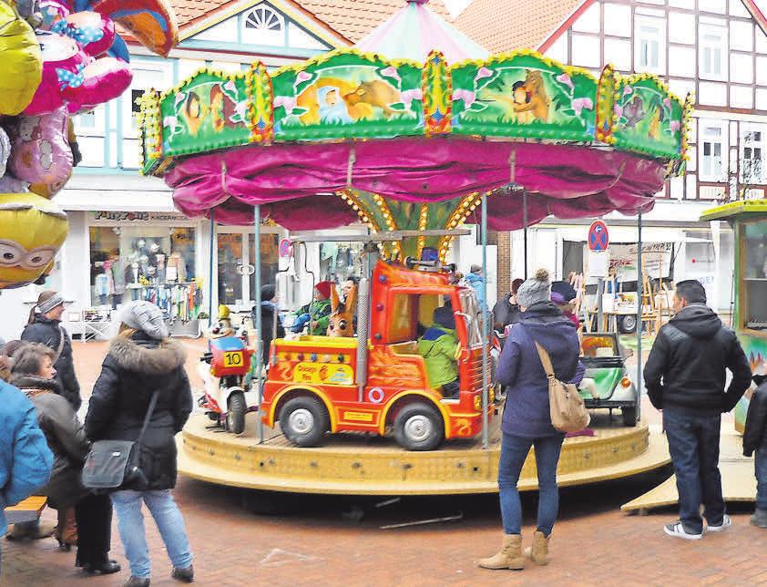 Während die Kids sich am Kinderkarussell vor der Geschäftsstelle von HAZ/NP und Markspiegel vergnügen, können die Erwachsenen nach Herzenslust shoppen. Während die Kids sich am Kinderkarussell vor der Geschäftsstelle von HAZ/NP und Markspiegel vergnügen, können die Erwachsenen nach Herzenslust shoppen.