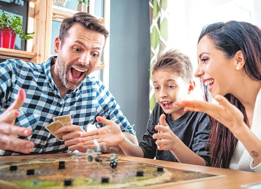 Gemeinsam mit der Familie, zum Beispiel mit Brettspielen, lässt sich die Zeit zu Hauseviel schneller vertreiben. Foto: Leszek Glasner/123rf.com Gemeinsam mit der Familie, zum Beispiel mit Brettspielen, lässt sich die Zeit zu Hauseviel schneller vertreiben. Foto: Leszek Glasner/123rf.com