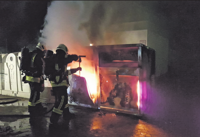 Der Altkleidercontainer musste vor dem Löschen mit einer Rettungsschere geöffnet werden. Fotos (2): Feuerwehr Fallersleben Der Altkleidercontainer musste vor dem Löschen mit einer Rettungsschere geöffnet werden. Fotos (2): Feuerwehr Fallersleben