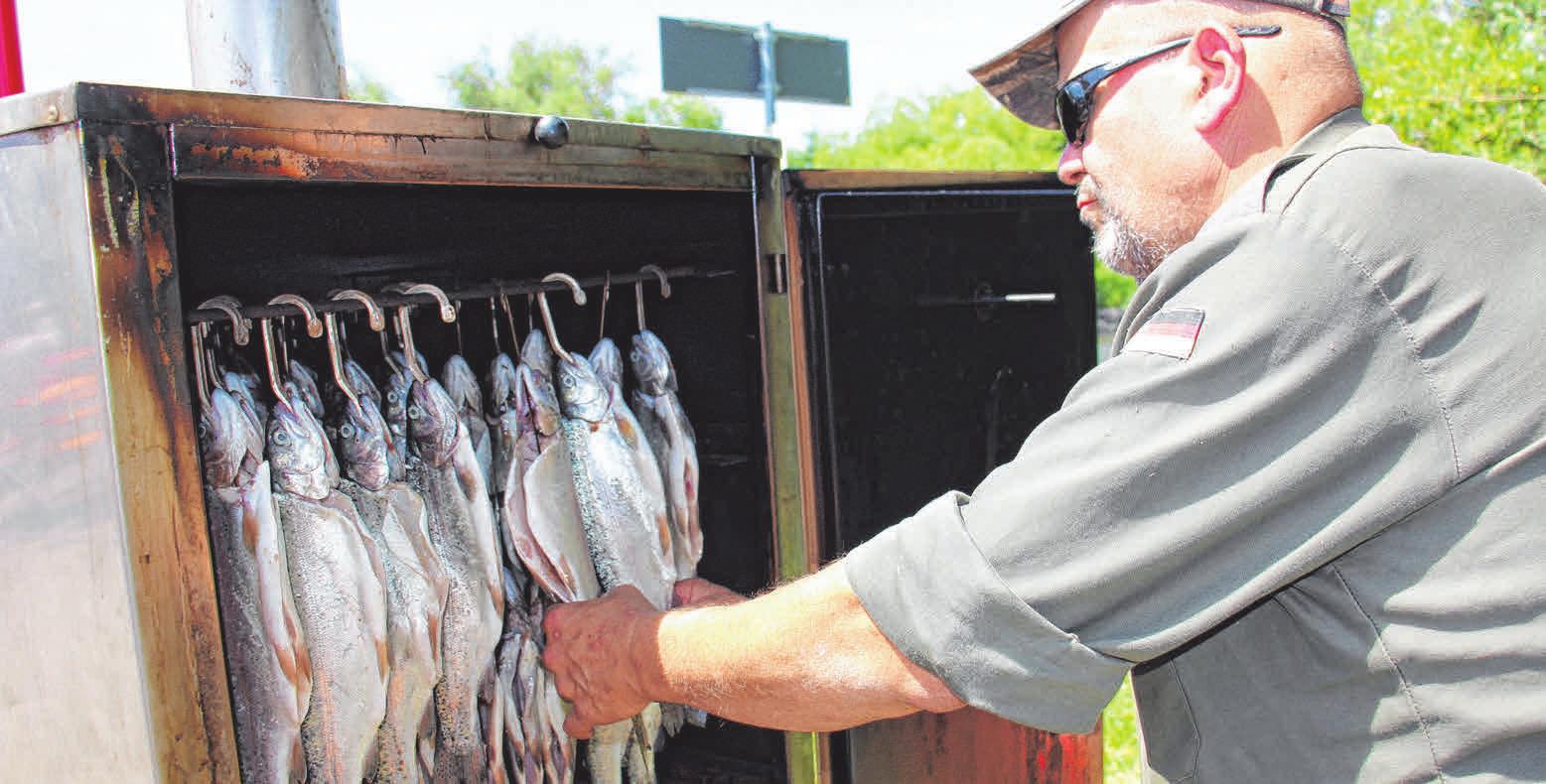 Auch einen Blick in die Räucherkammer kann man beim Fischerfest werfen. FOTO: MARION BUCK Auch einen Blick in die Räucherkammer kann man beim Fischerfest werfen. FOTO: MARION BUCK