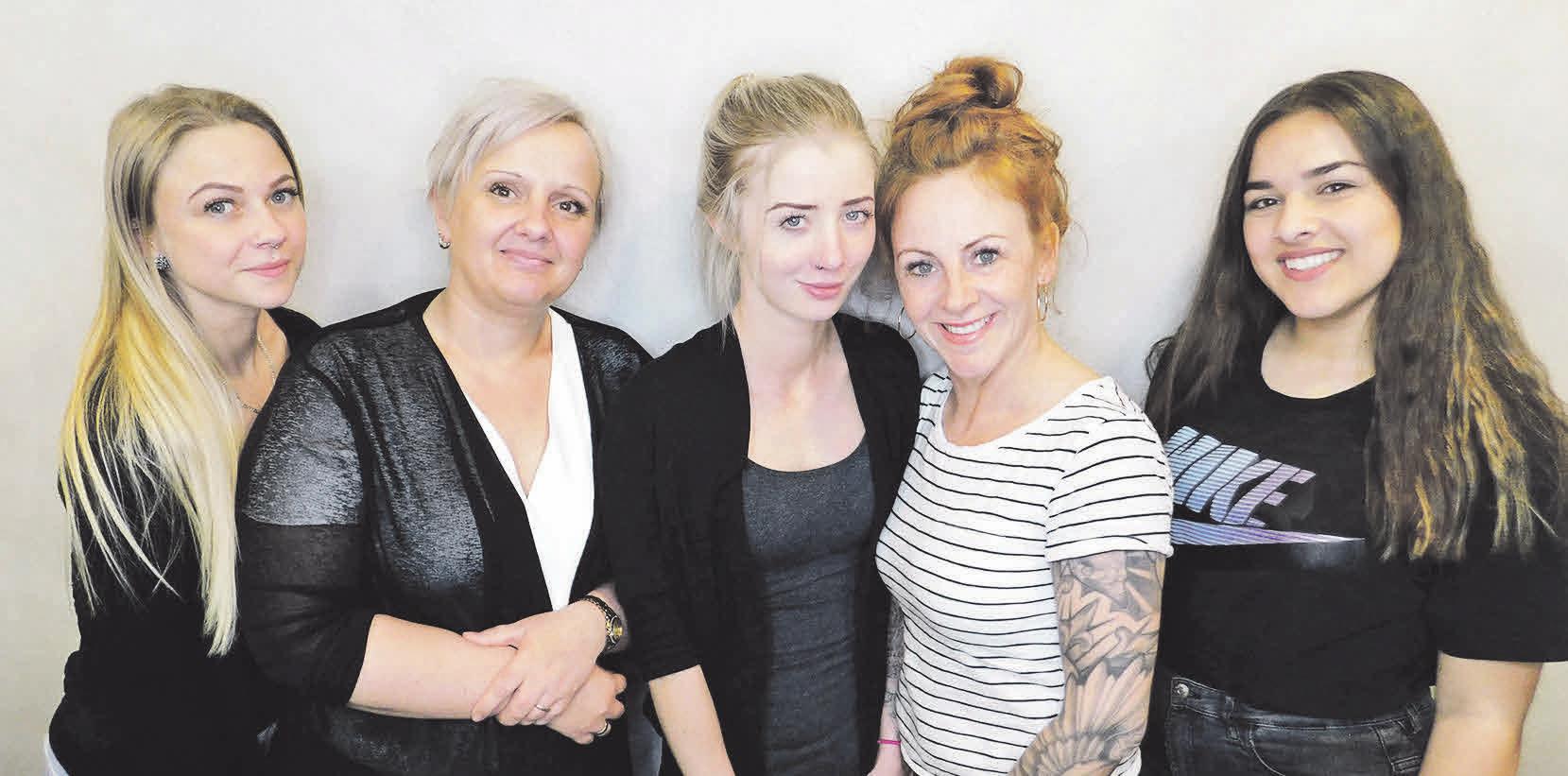 Diese fünf Damen tragen einen Schrittzähler (v. l.): Katharina Bohne, Sabrina Feldmann, Cornelia Ringel, Nadine Rücker, Chaima Landari . Foto: privat Diese fünf Damen tragen einen Schrittzähler (v. l.): Katharina Bohne, Sabrina Feldmann, Cornelia Ringel, Nadine Rücker, Chaima Landari . Foto: privat