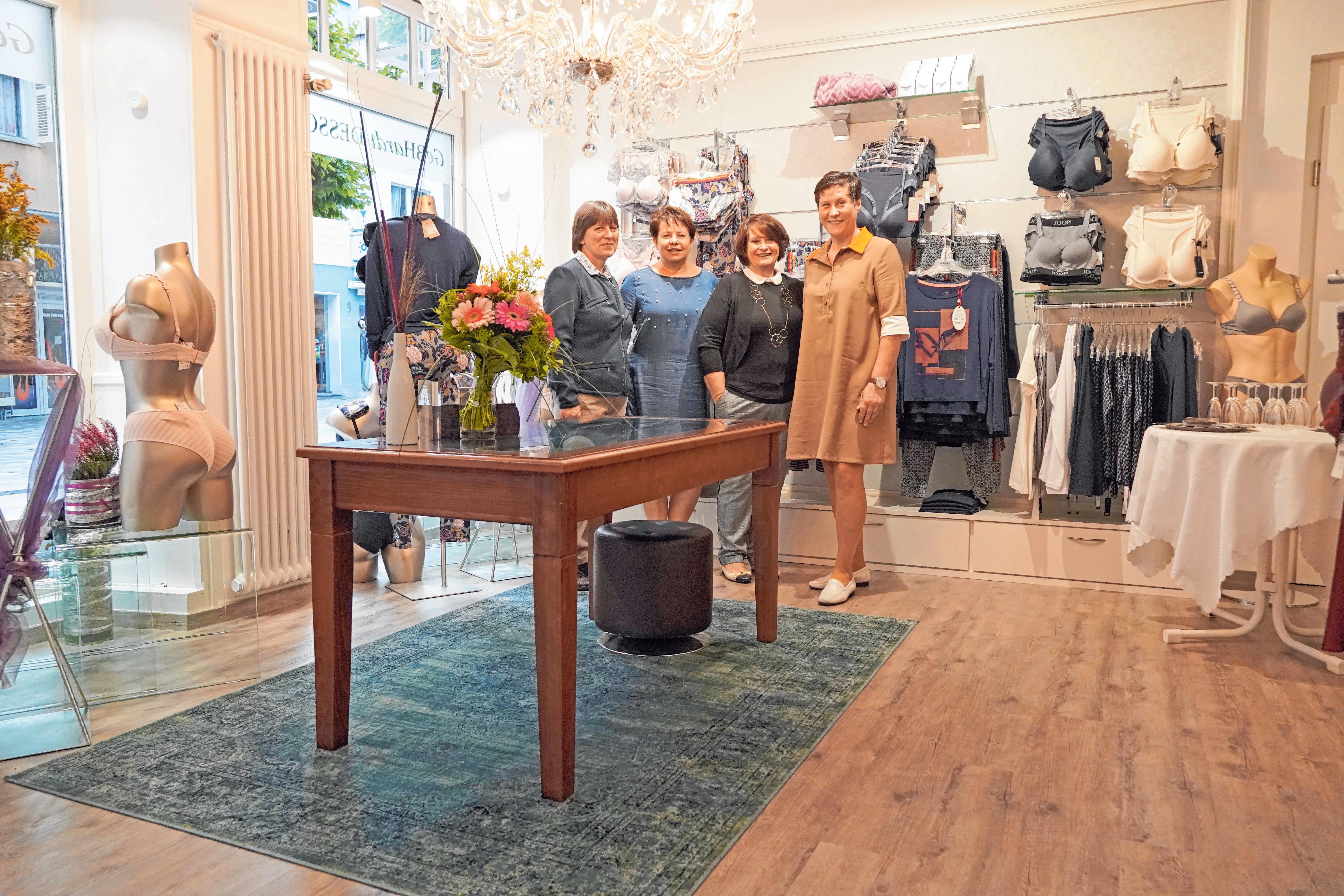 Monika Brunner, Heidemaria Heni, Eveline Gebhardt und Geschäftsführerin Doreen Gebhardt (v.l.) freuen sich über das neue Geschäft. FOTO: GEHRKE Monika Brunner, Heidemaria Heni, Eveline Gebhardt und Geschäftsführerin Doreen Gebhardt (v.l.) freuen sich über das neue Geschäft. FOTO: GEHRKE