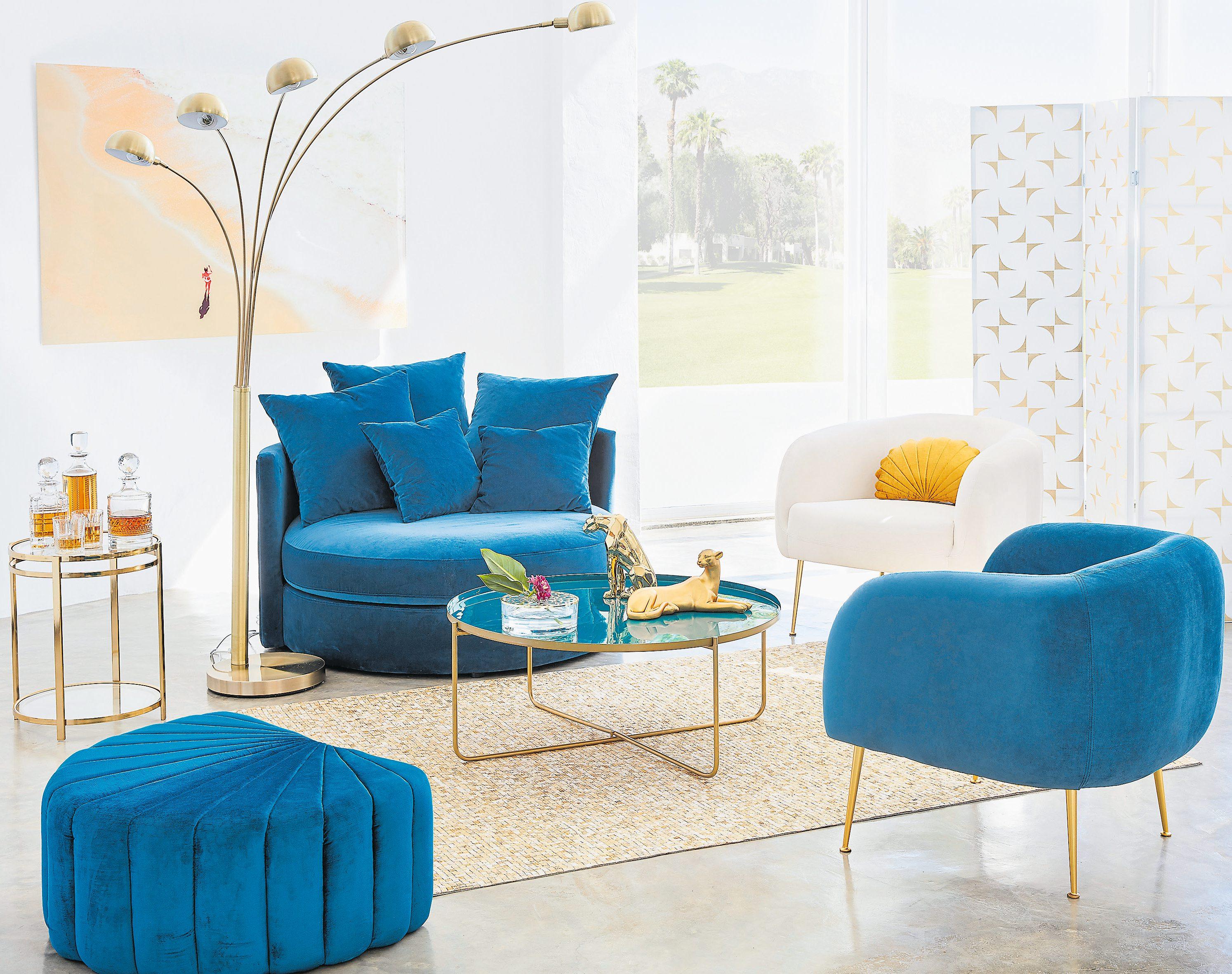 Das blaue Sofa als Blickfang ist mehr als einfach ein Möbelstück. Es ist ein Statement und beweist Mut zur aussergewöhnlichen Farbwahl. Bild: Maison du Monde