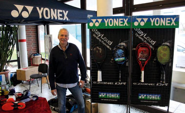Michael Loop, der Verantwortliche des Hauptsponsors Yonex, betreute die Spielerinnen/ Spieler mit Equipment und neuen Besaitungen.