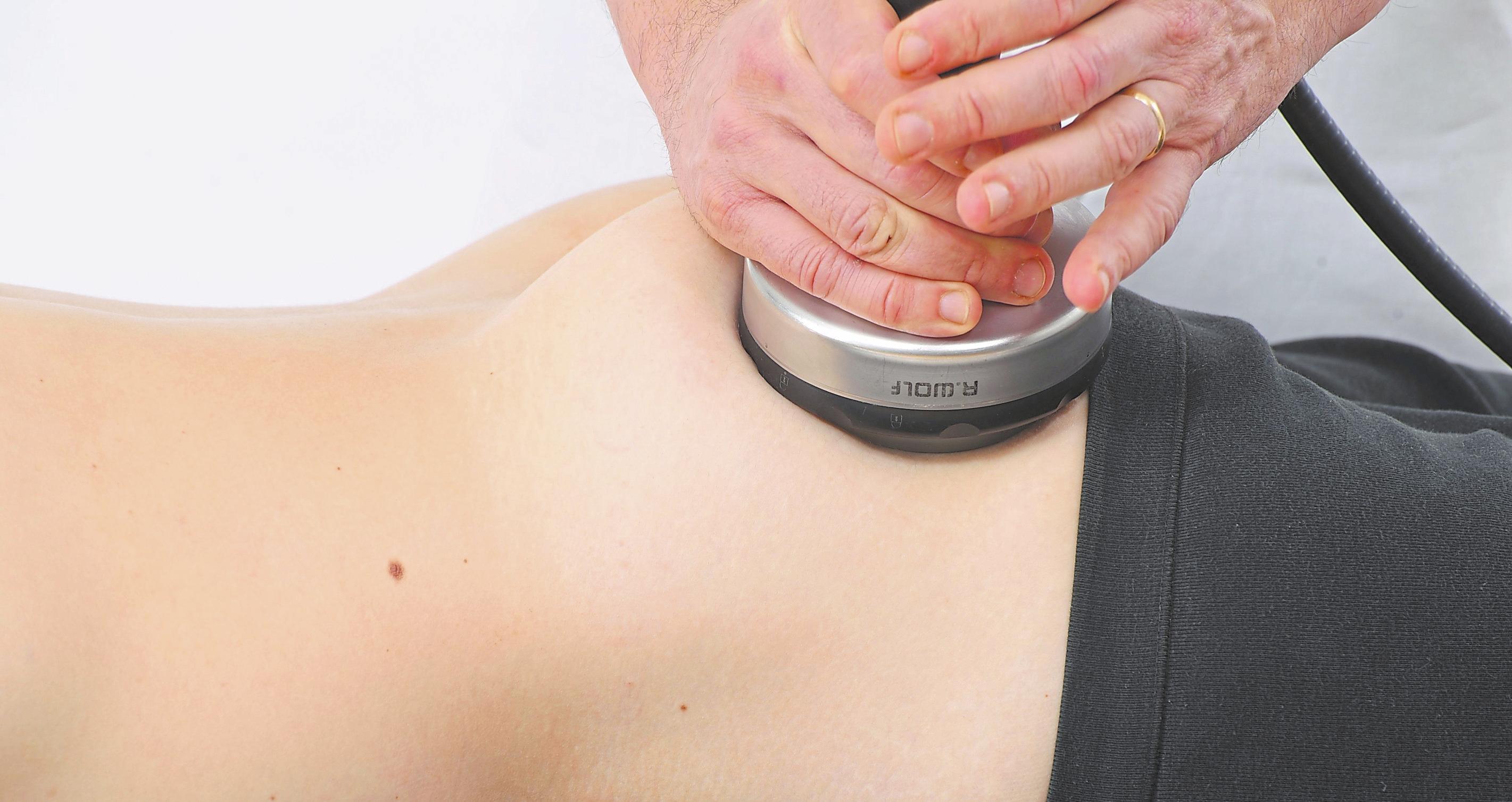 Diagnostik und Therapie des M. piriformis mit tiefen fokussierten Stoßwellen. Foto ©: Müller-Ehrenberg Diagnostik und Therapie des M. piriformis mit tiefen fokussierten Stoßwellen. Foto ©: Müller-Ehrenberg