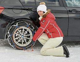 Das Aufziehen auch moderner Schneeketten sollte man vorab geübt haben. Bild: djd/RUDKetten Das Aufziehen auch moderner Schneeketten sollte man vorab geübt haben. Bild: djd/RUDKetten
