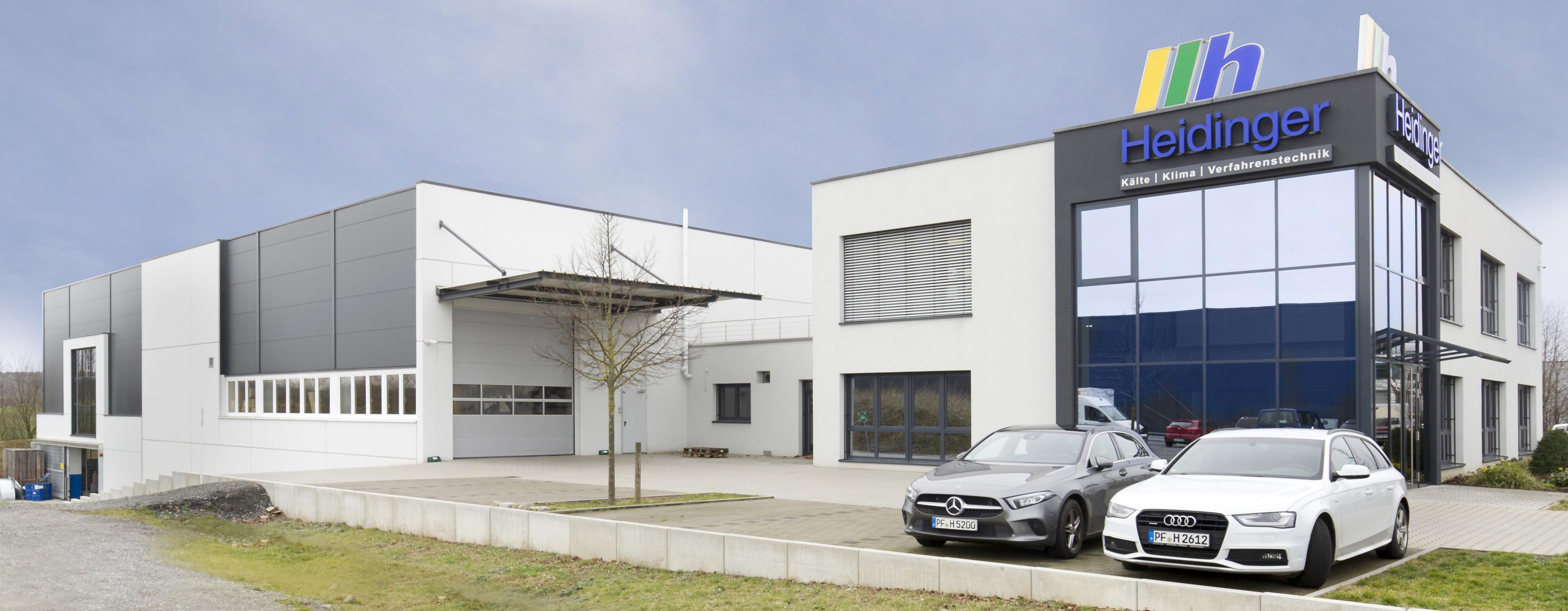 Die Firma Heidinger GmbH & Co. KG hat eine Fertigungs- und Lagerhalle angebaut (links hinten). Die Firma Heidinger GmbH & Co. KG hat eine Fertigungs- und Lagerhalle angebaut (links hinten).