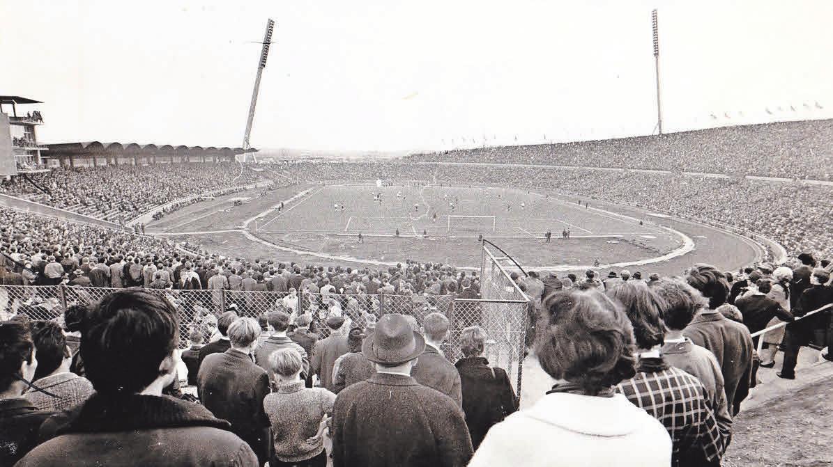Schauen durch den Maschendraht: Im April 1966 ist der Charme des Niedersachsenstadions – hier ein Blick aus der Nordkurve – ein anderer als der in der heutigen HDI-Arena. Archiv Schauen durch den Maschendraht: Im April 1966 ist der Charme des Niedersachsenstadions – hier ein Blick aus der Nordkurve – ein anderer als der in der heutigen HDI-Arena. Archiv