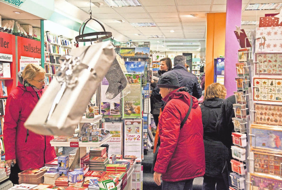 Bücher oder doch etwas anderes? In den mehr als 20 Läden, die zum Late-Night-Shopping öffnen, ist die Auswahl riesig. Foto: Dieter Heun (3) Bücher oder doch etwas anderes? In den mehr als 20 Läden, die zum Late-Night-Shopping öffnen, ist die Auswahl riesig. Foto: Dieter Heun (3)