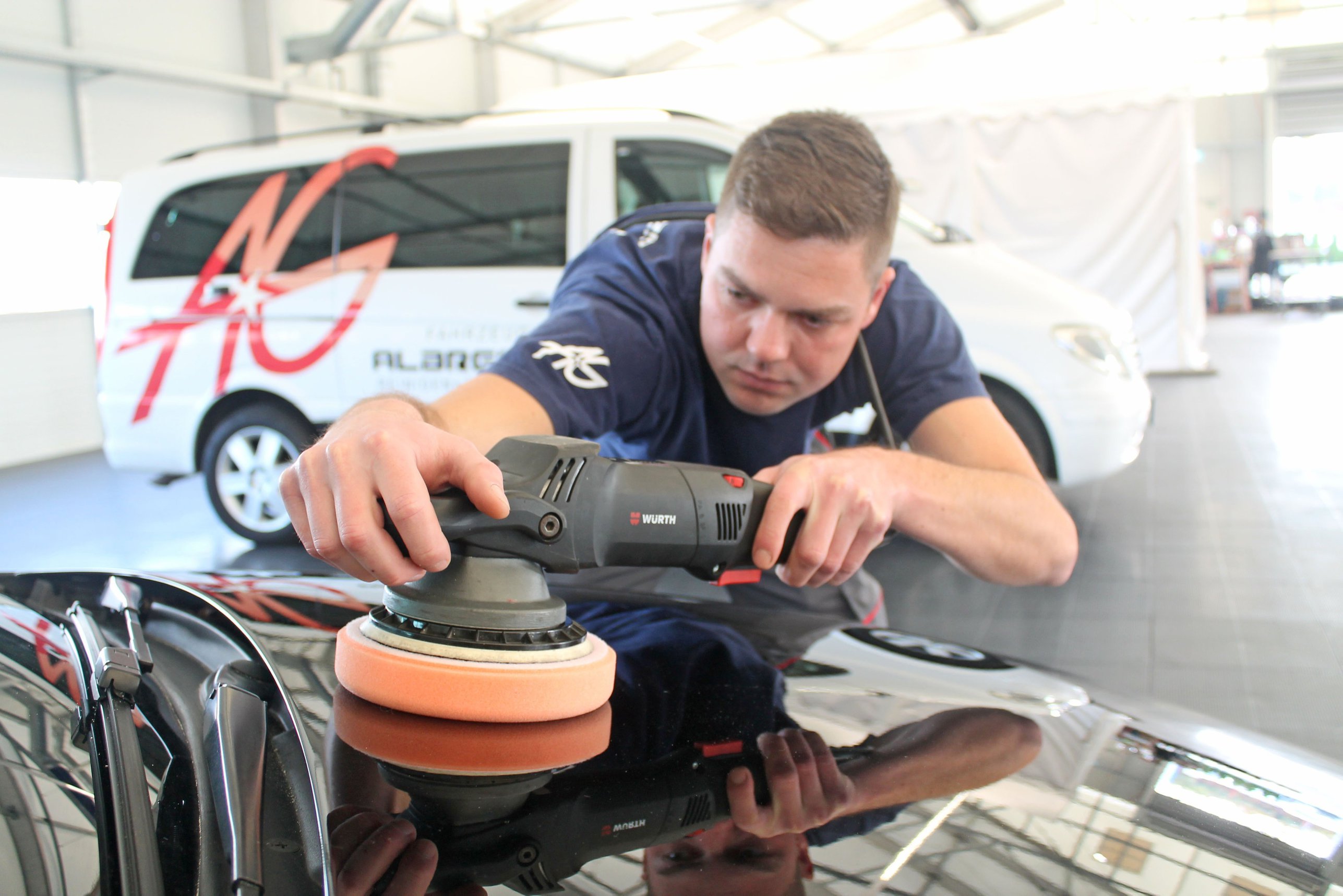 Eine professionellen Pflege kann dafür sorgen, dass ein Auto weniger an Wert verliert und drohende Schäden rechtzeitig erkannt und beseitigt werden. FOTO: DJD/BUNDESVERBAND FAHRZEUGAUFBEREITUNG Eine professionellen Pflege kann dafür sorgen, dass ein Auto weniger an Wert verliert und drohende Schäden rechtzeitig erkannt und beseitigt werden. FOTO: DJD/BUNDESVERBAND FAHRZEUGAUFBEREITUNG
