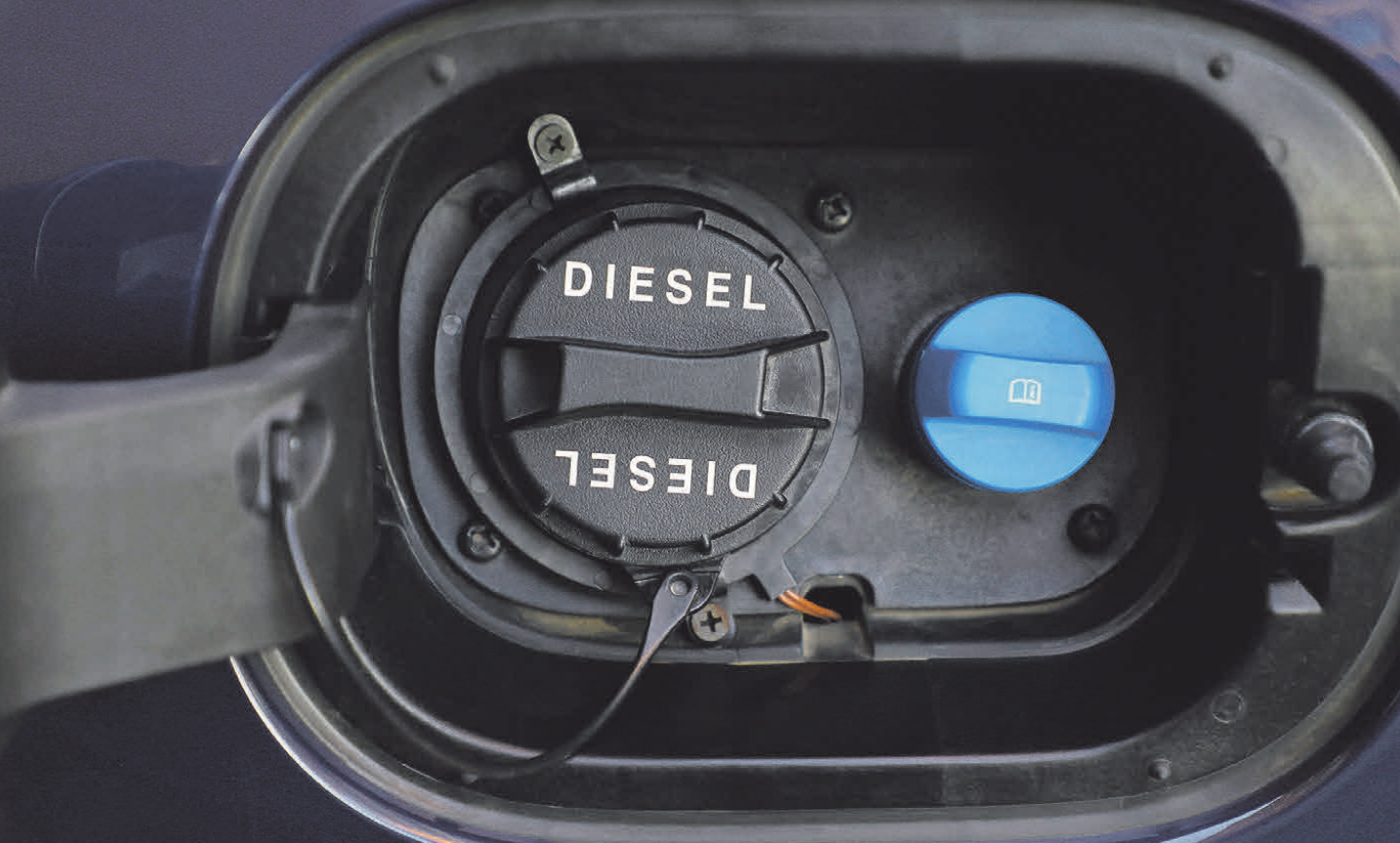 Einfüllstutzen links für Diesel und rechts für Adblue Einfüllstutzen links für Diesel und rechts für Adblue