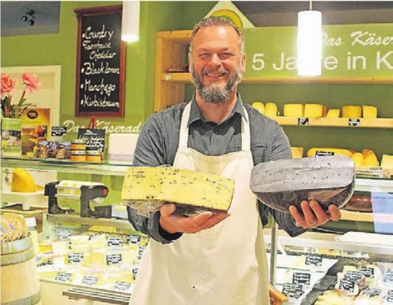 Dirk Raitbaur liebt Käse und freut sich immer wieder über neue Sorten wie aktuell den Kürbisbeißer und den Black Lemon. Dirk Raitbaur liebt Käse und freut sich immer wieder über neue Sorten wie aktuell den Kürbisbeißer und den Black Lemon.