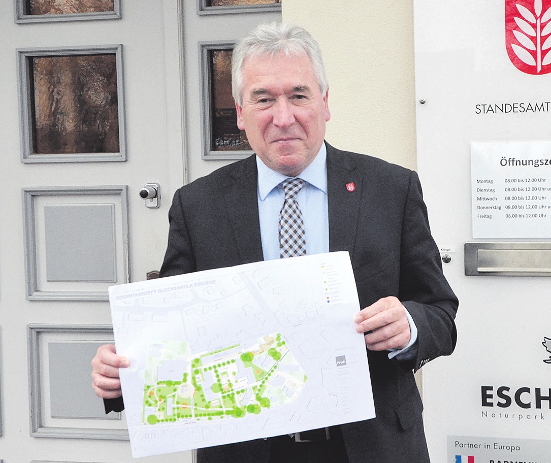 Günter Berg, Bürgermeister von Eschede, mit einem Entwurf zum geplanten Glockenkolk-Projekt. Foto: Wasinski Günter Berg, Bürgermeister von Eschede, mit einem Entwurf zum geplanten Glockenkolk-Projekt. Foto: Wasinski