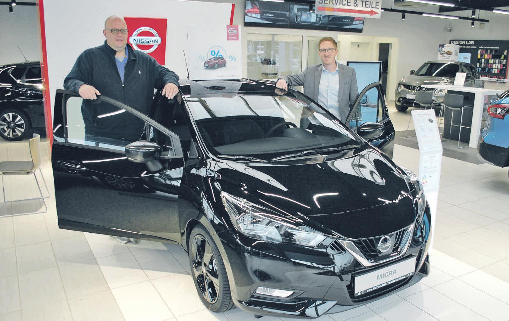 Dennis Tschesche (rechts) und Sascha Tonink, Verkaufsberater Renault, Nissan und Dacia, präsentieren den neuen Nissan Micra. Foto: Birthe Kußroll-Ihle Dennis Tschesche (rechts) und Sascha Tonink, Verkaufsberater Renault, Nissan und Dacia, präsentieren den neuen Nissan Micra. Foto: Birthe Kußroll-Ihle