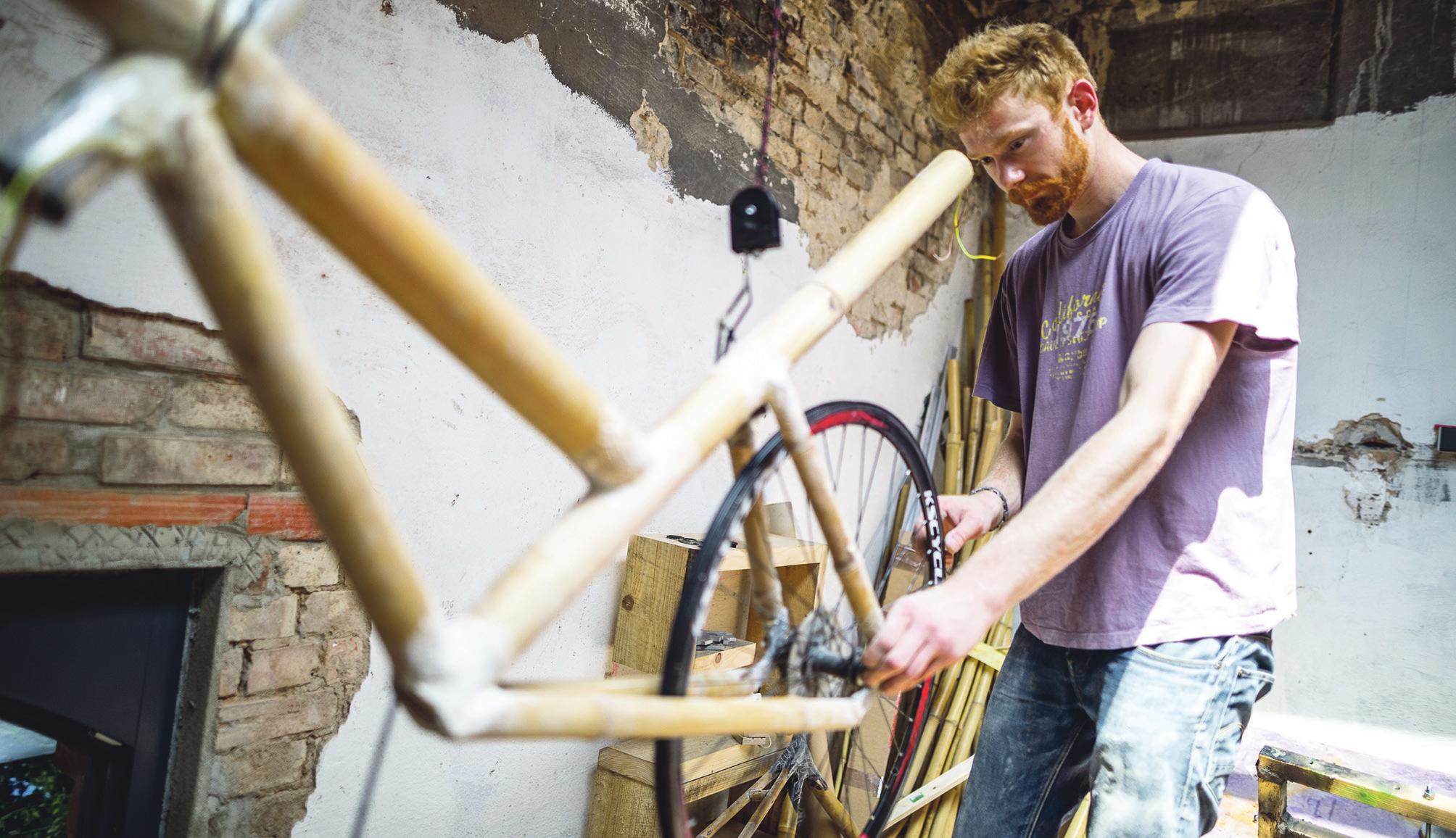 Jan-Hendrik Karstens hat sich in Hannover mit einer eigenen Zweiradmechatronikerwerkstatt für Fahrradrahmen aus Bambus und Faserverbundwerkstoffen einen Namen gemacht.Foto: Dirk Hasse