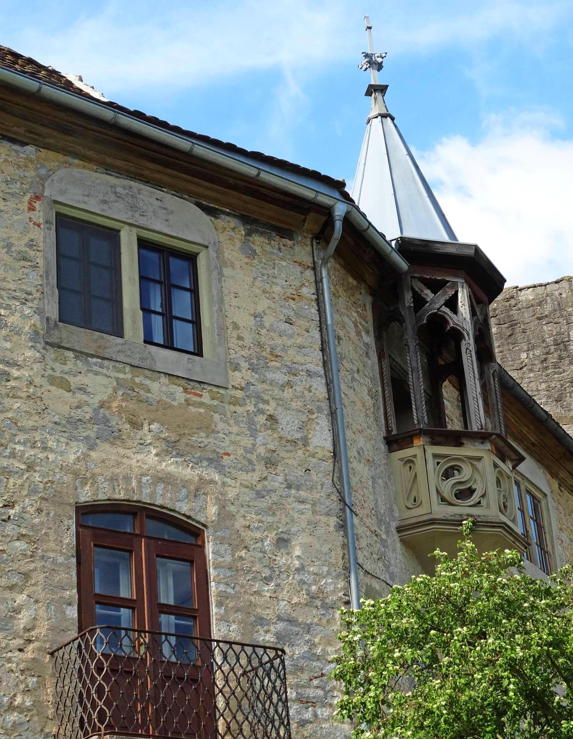 Burg Krautheim erlangte durch die Figur des Götz literarische Bekanntheit. Burg Krautheim erlangte durch die Figur des Götz literarische Bekanntheit.