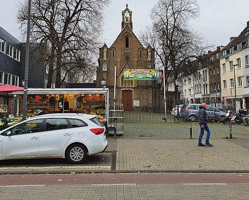 Vor der Marktkapelle St. Mariä Himmelfahrt wird stets frisches Gemüse verkauft Bild: Mario Klenner