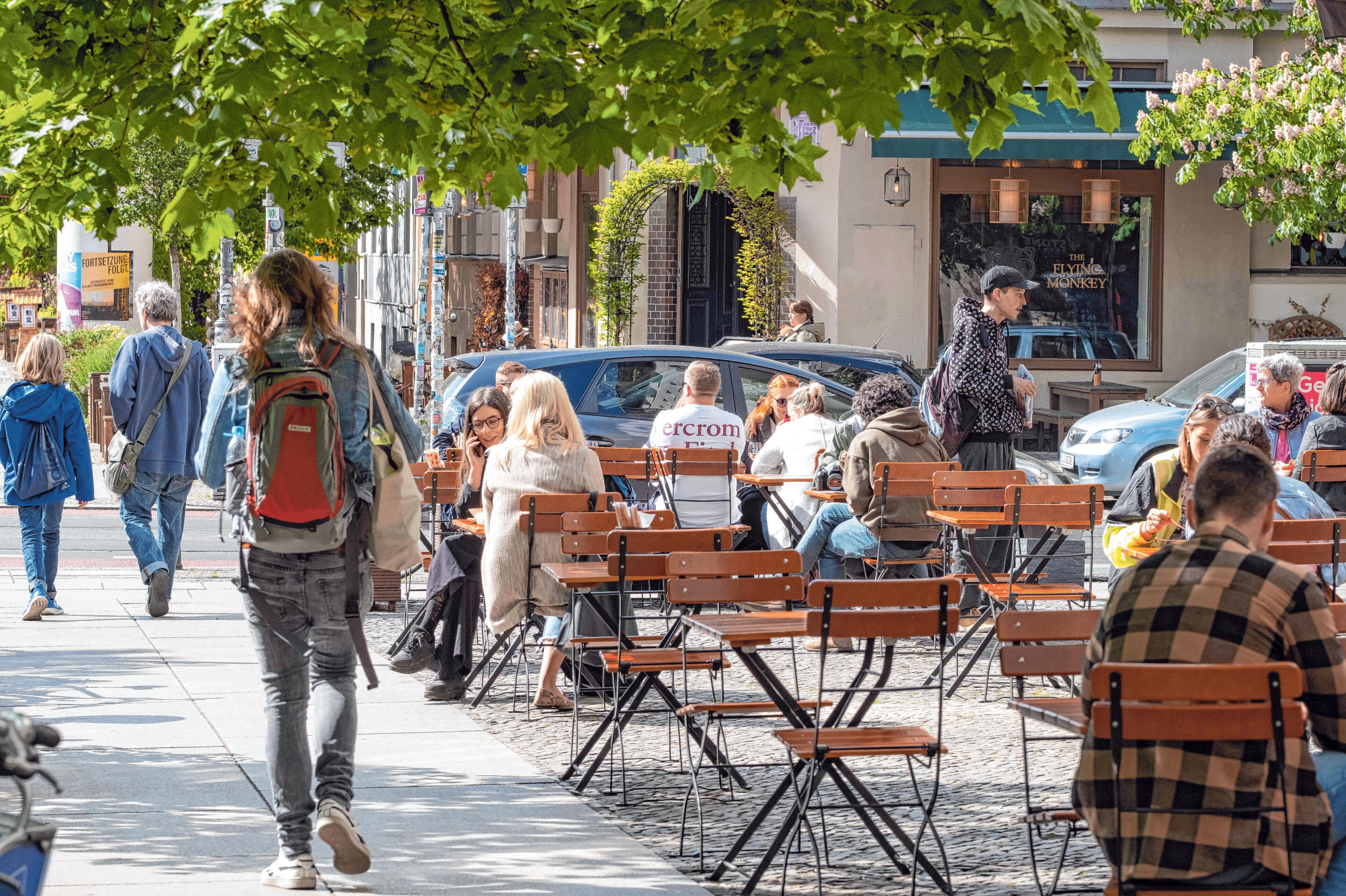Auch bei gutem Wetter und im Freien müssen die strengen Hygienevorschriften und Abstandsregeln eingehalten werden. FOTO: SNAPSHOT-PHOTOGRAPHY/ T.SEELIGER /IMAGO Auch bei gutem Wetter und im Freien müssen die strengen Hygienevorschriften und Abstandsregeln eingehalten werden. FOTO: SNAPSHOT-PHOTOGRAPHY/ T.SEELIGER /IMAGO