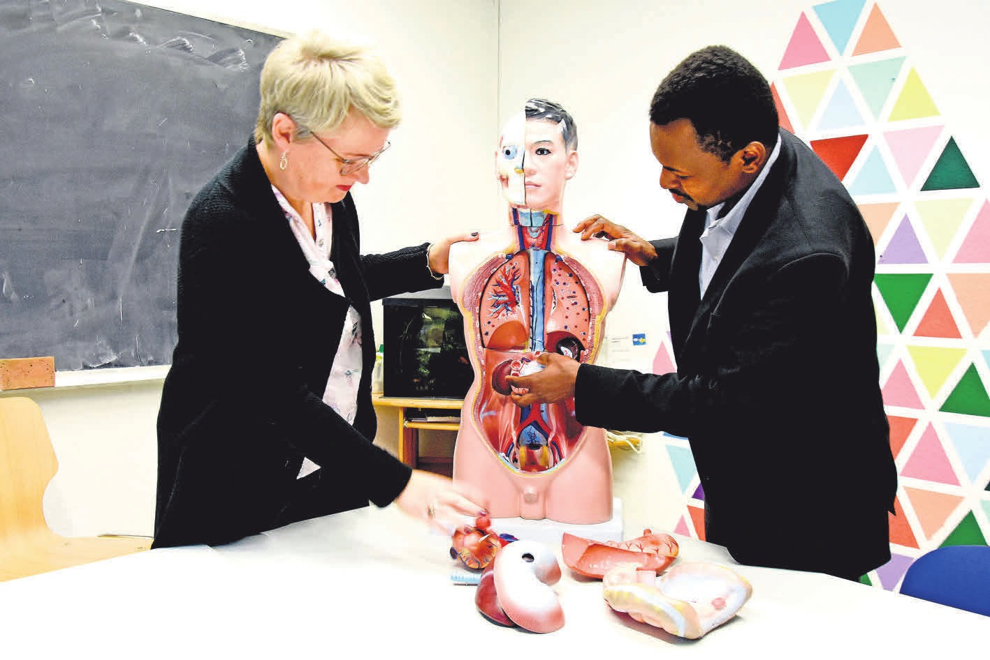 Anschauliche Vermittlung von Anatomie: Helga Braas (päd. Leitung Vitalia) und Sharef Ibrahim im Unterrichtsraum. FOTO: HINZMANN Anschauliche Vermittlung von Anatomie: Helga Braas (päd. Leitung Vitalia) und Sharef Ibrahim im Unterrichtsraum. FOTO: HINZMANN