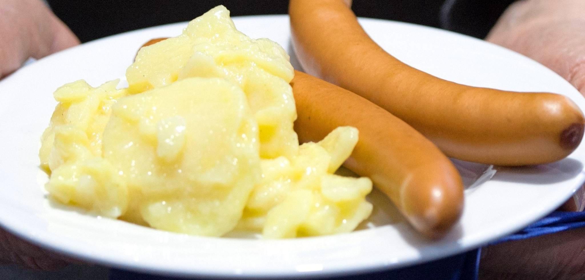Bescheidenes Mahl an Heiligabend: Würstle mit Kartoffelsalat. Foto: dpa