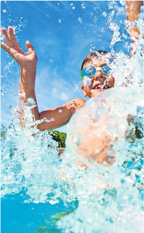 Vergnügt im Wasser toben – das gehört zum Sommer einfach dazu. Foto: Sergey Novikov Vergnügt im Wasser toben – das gehört zum Sommer einfach dazu. Foto: Sergey Novikov