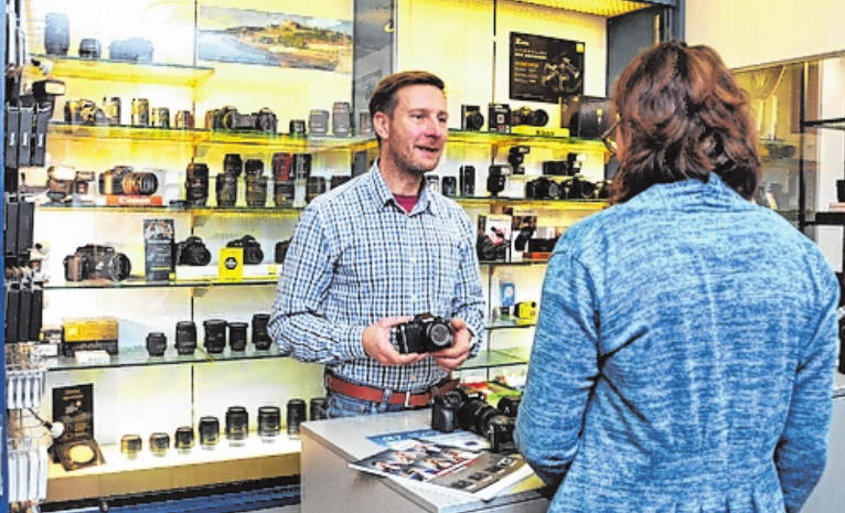 Bei Foto-Weber nehmen sich die Mitarbeiter viel Zeit für eine umfassende Beratung. Bei Foto-Weber nehmen sich die Mitarbeiter viel Zeit für eine umfassende Beratung.