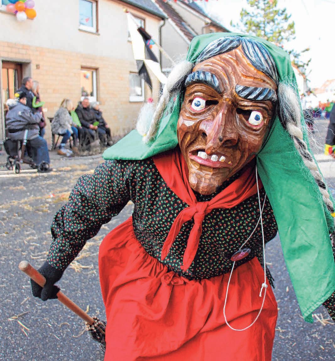 Die Hexen sind die jüngste, gleichzeitg die größte Maskengruppe des Schwarz-Vere-Narrenvereins. Die Hexen sind die jüngste, gleichzeitg die größte Maskengruppe des Schwarz-Vere-Narrenvereins.